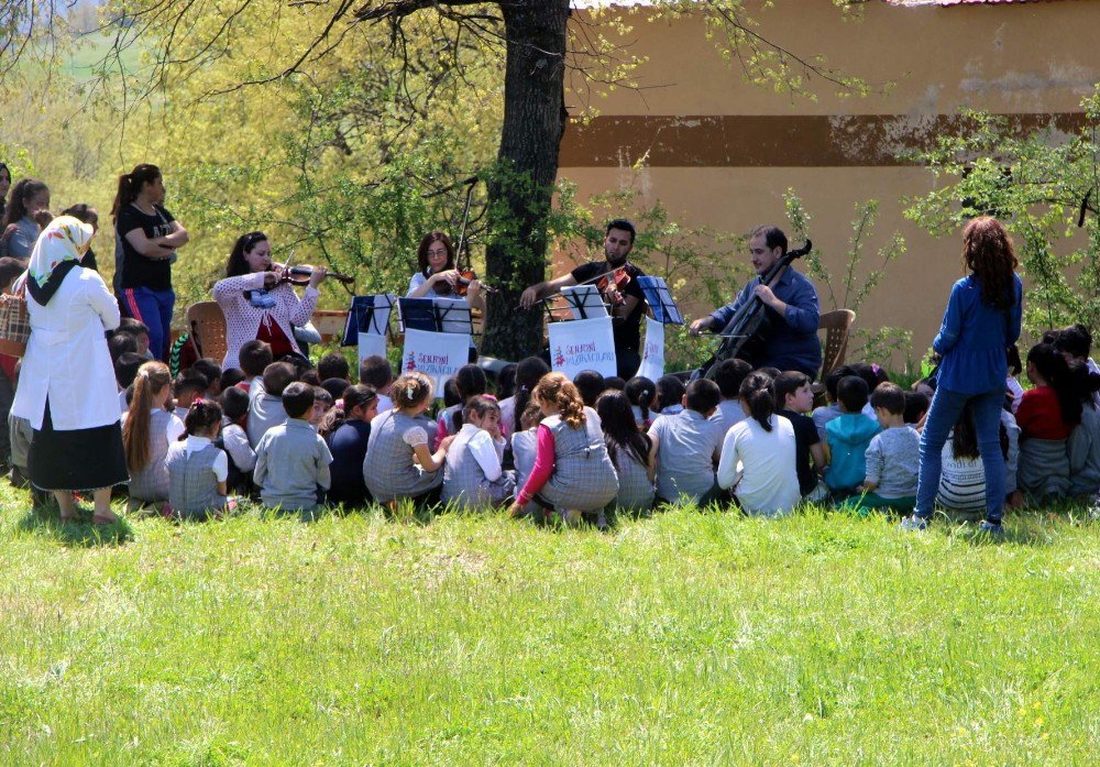 Dağda Orkestra Kurup Köy Çocuklarına Konser Verdiler