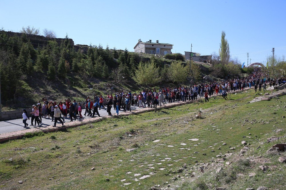 Büyükşehir’in Sağlıklı Yaşam Yürüyüşü’ne 3 Bin Kişi Katıldı