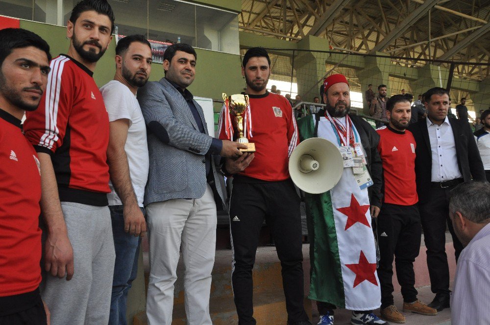 Suriyelilerin Kardeşlik Futbol Ligi’nde "Hedef Akademi" Şampiyon