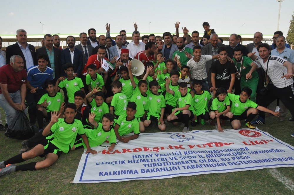 Suriyelilerin Kardeşlik Futbol Ligi’nde "Hedef Akademi" Şampiyon