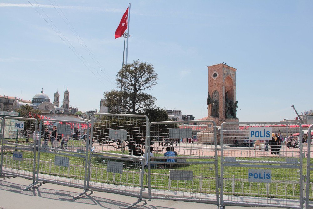 Taksim Meydanı Bariyerlerle Kapatıldı