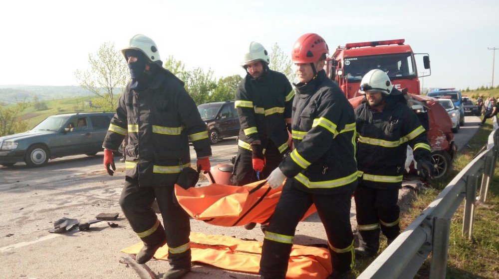 Karşı Şeride Geçen Kamyonet Dehşet Saçtı: 2 Ölü, 3 Yaralı