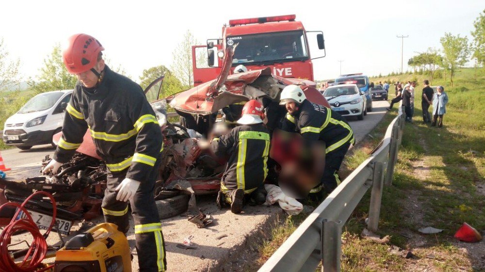 Karşı Şeride Geçen Kamyonet Dehşet Saçtı: 2 Ölü, 3 Yaralı