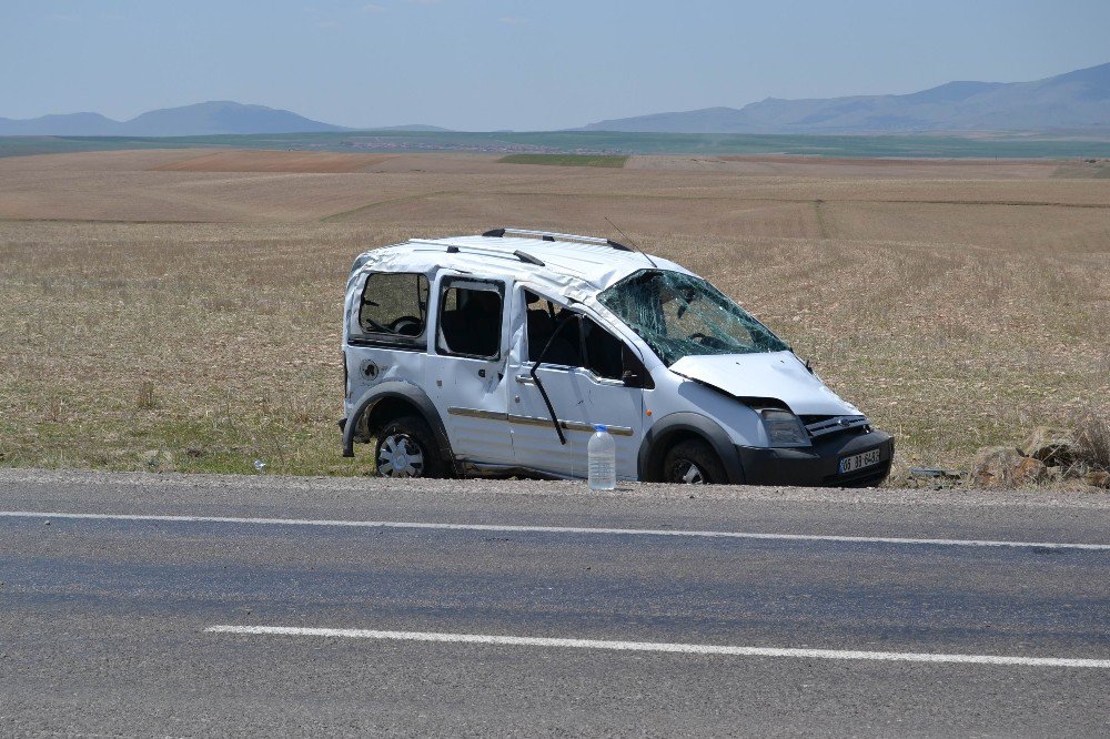 Kulu’da Hafif Ticari Araç Takla Attı: 4 Yaralı