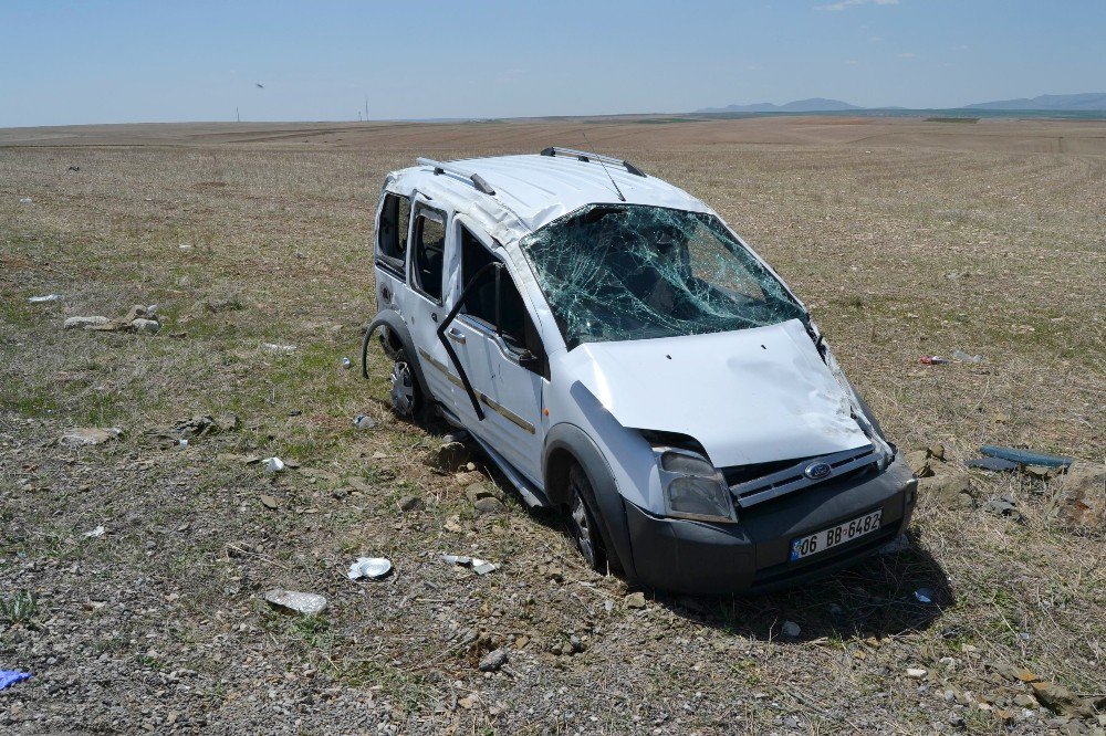 Kulu’da Hafif Ticari Araç Takla Attı: 4 Yaralı