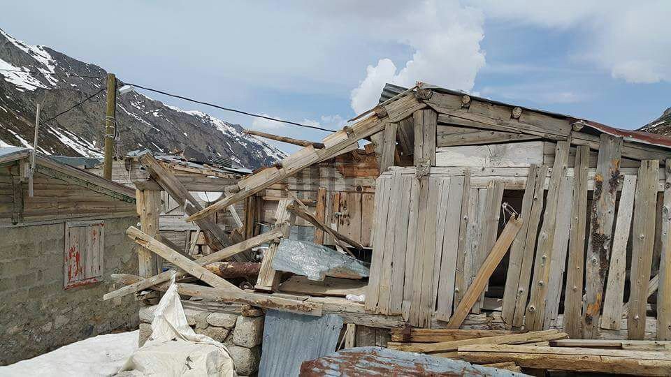 Rize’de Hortum Çatıları Uçurdu