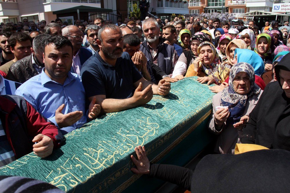 Cami Göçüğünde Hem Eşini Hem Babasını Kaybetti