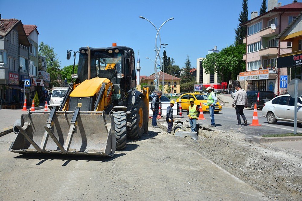 Saski Orhangazi Caddesinde Altyapı Çalışmalarını Sürdürüyor