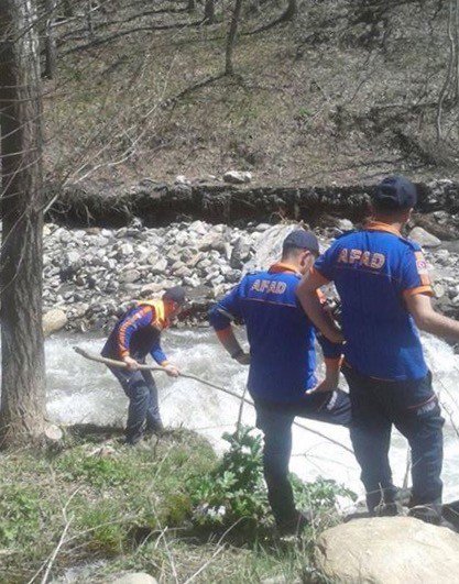 Afad Ekipleri, Hizanda Kayıp Genci Arıyor