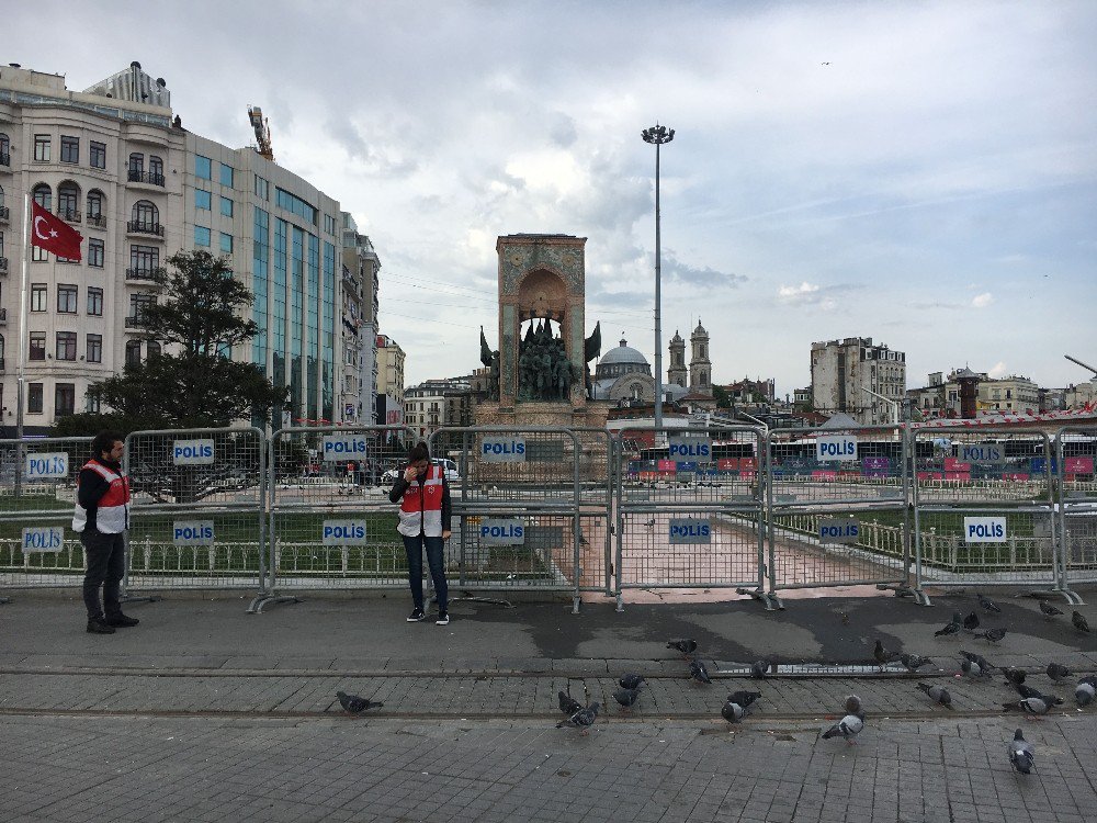 Taksim Meydanı Polis Ve Güvercinlere Kaldı