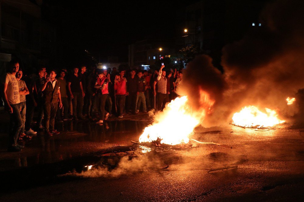 Mahalleli Yolu Kapatıp Lastik Yaktı