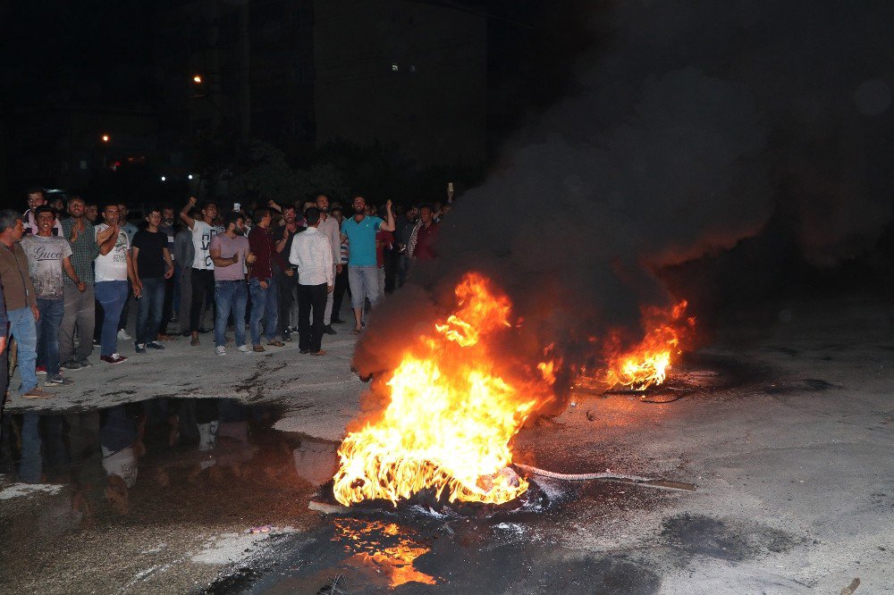 Mahalleli Yolu Kapatıp Lastik Yaktı