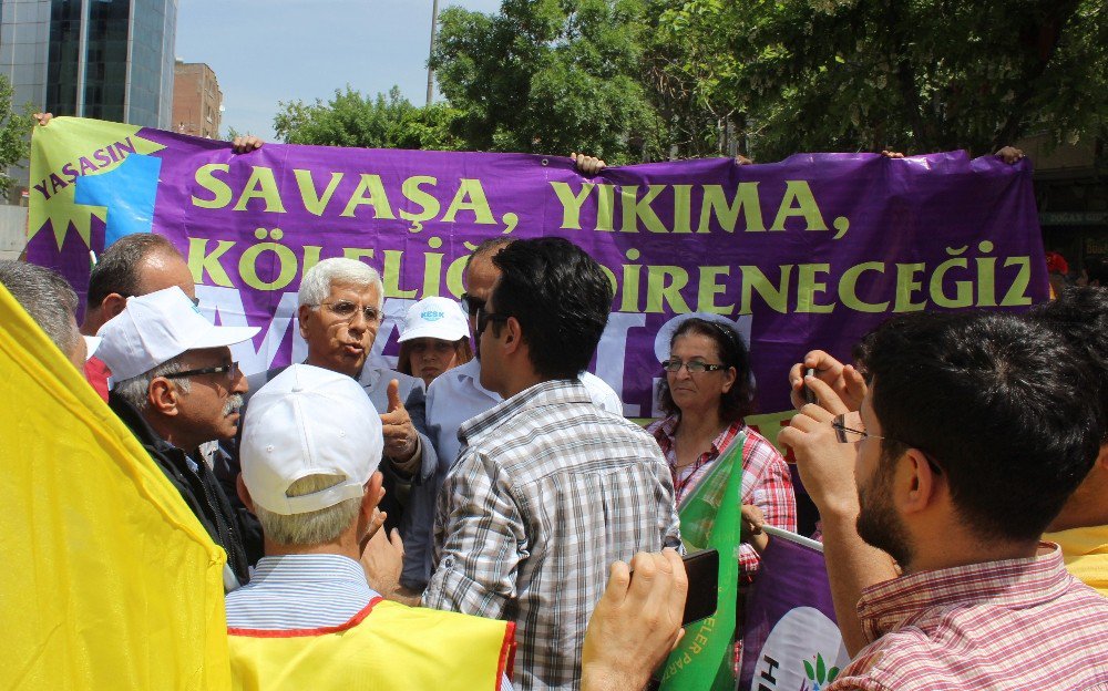 1 Mayıs Kutlamasında Afiş Gerginliği