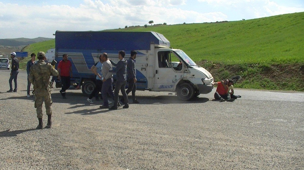 Kamyonetle Motosiklet Çarpıştı: 1 Ölü