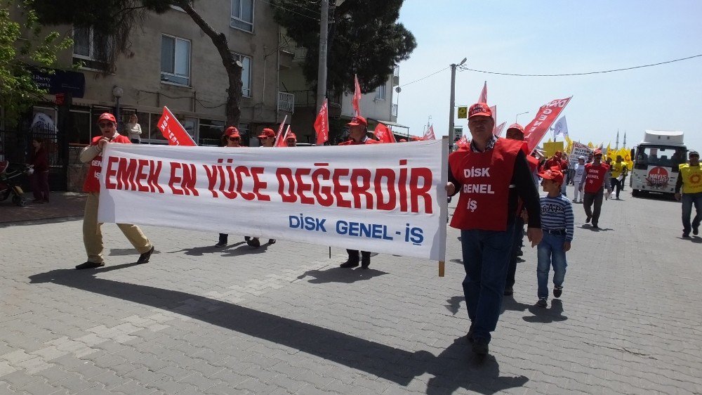 Burhaniye’de 1 Mayıs’a Halaylı Kutlama