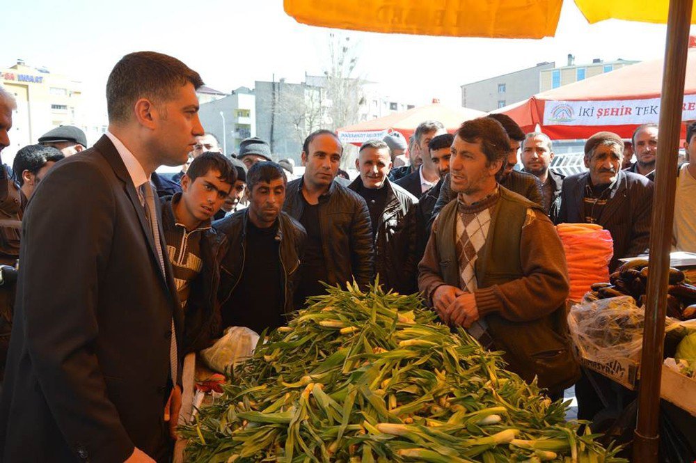 Başkan Vekili Akhan’dan Pazar Esnafına Ziyaret