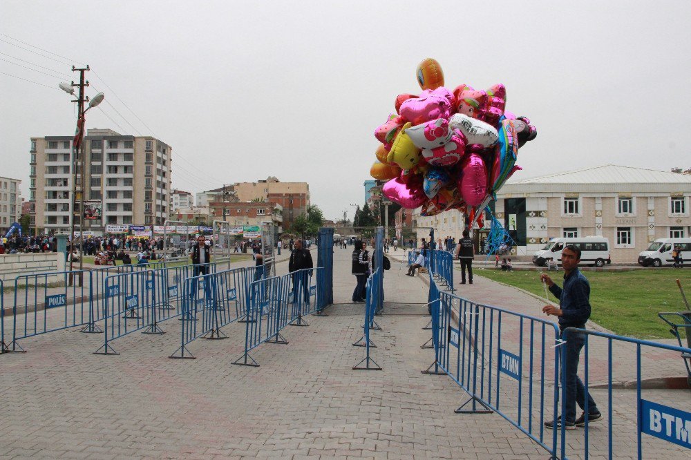 Helyum Dolu Balonlar Alana Alınmadı