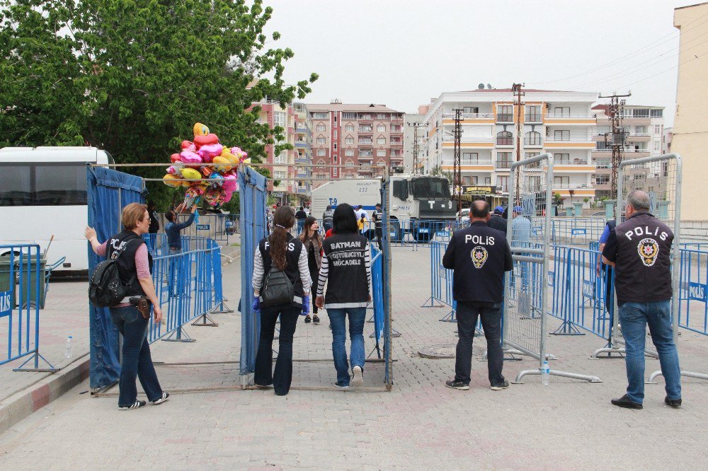 Helyum Dolu Balonlar Alana Alınmadı