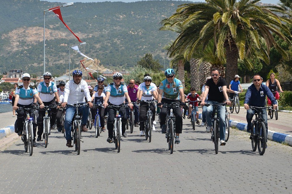 Foça’yı Bisikletle Turladılar