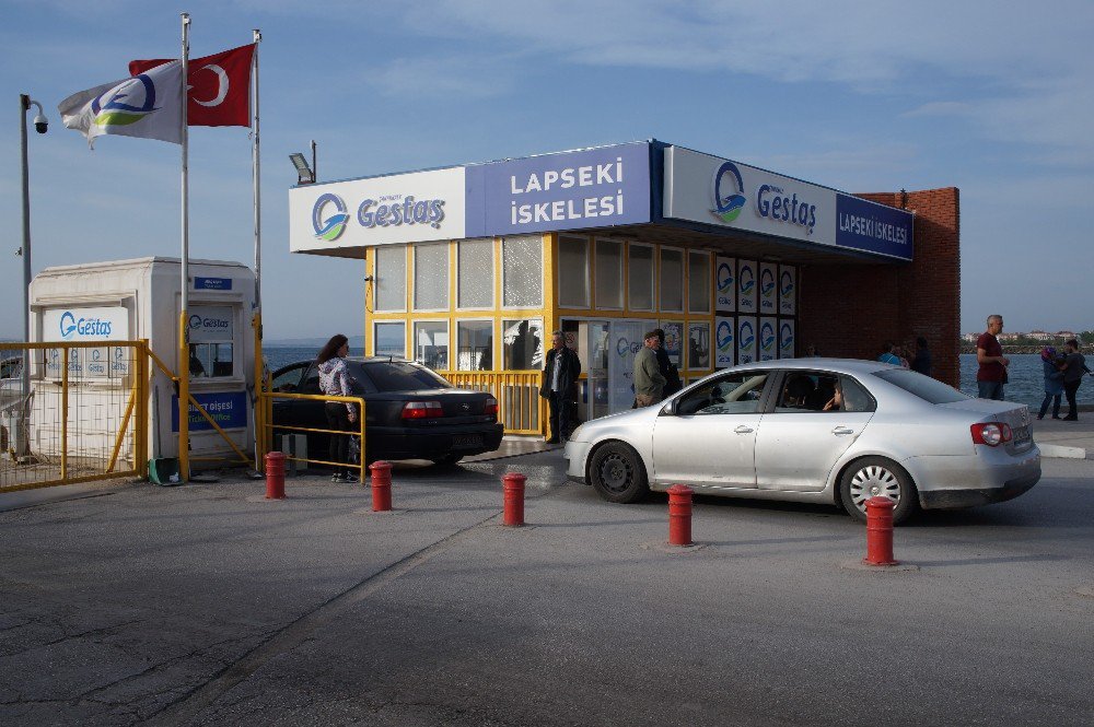 Lapseki’de Feribot İskelesinde Araç Kuyruğu