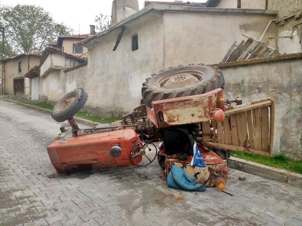 Sungurlu’da Ön Tekeri Çıkan Traktör Devrildi: 2 Yaralı