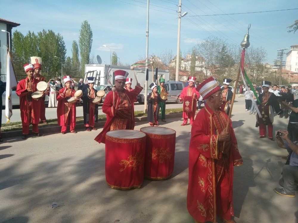 Eski Gençlik Kolları Başkanı Mehterli Düğünle Dünya Evine Girdi