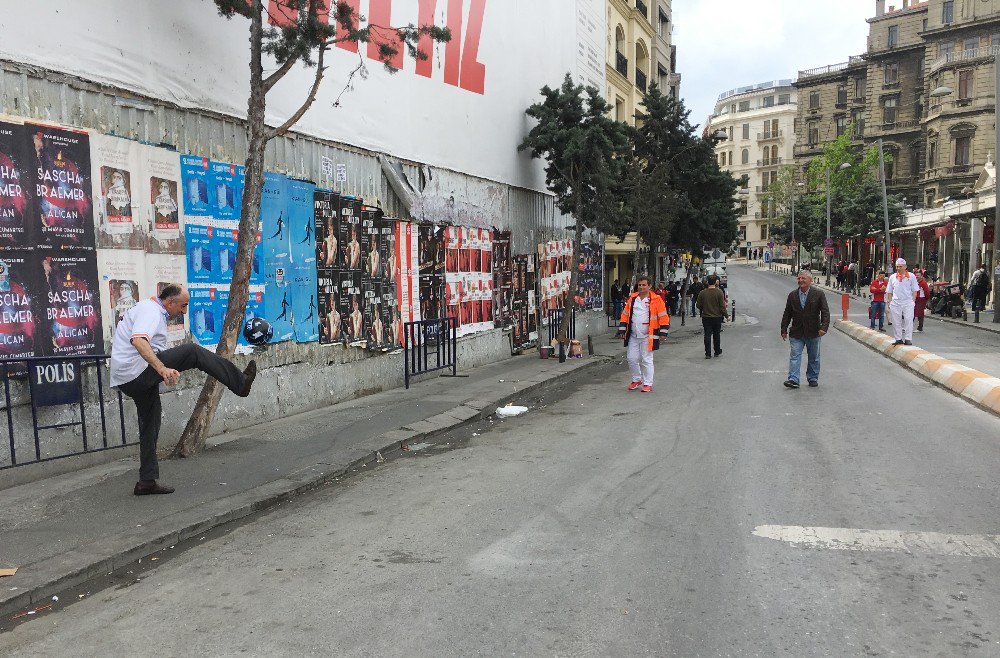 Taksim Esnafı Müşteri Bulamayınca Top Oynadı