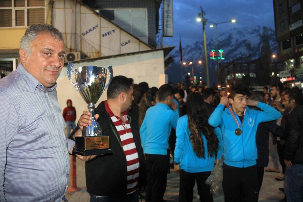 Türkiye Şampiyonu Ekip Hakkari’de Davul Zurna İle Karşılandı