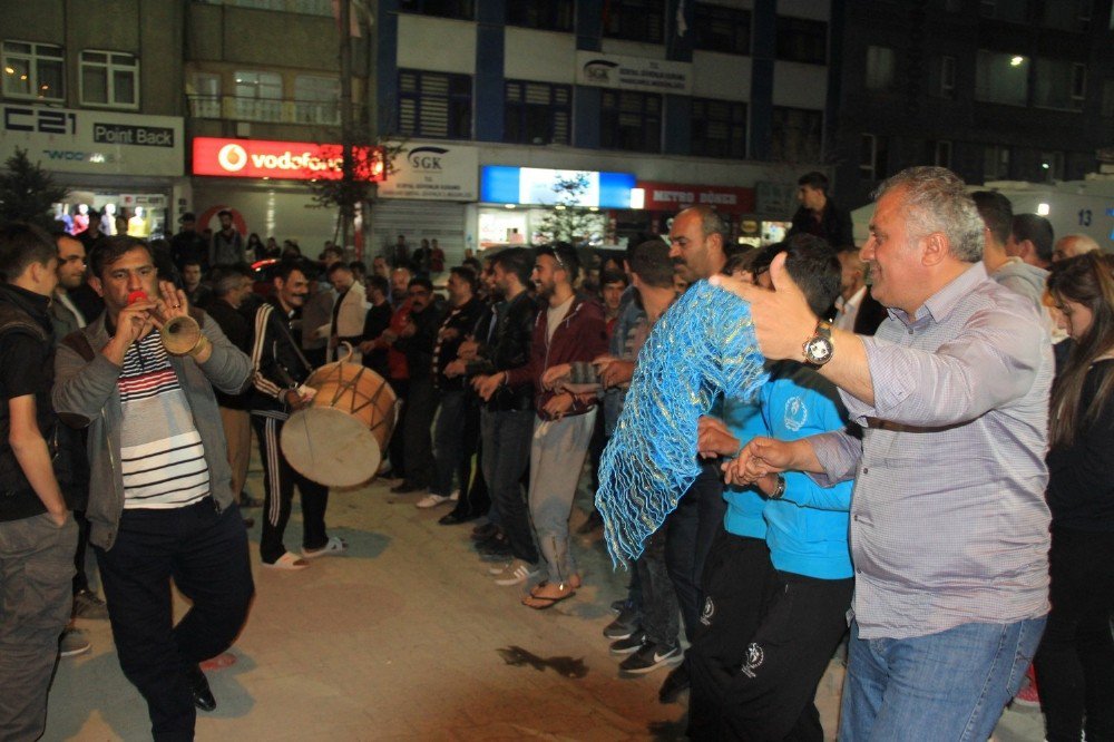 Türkiye Şampiyonu Ekip Hakkari’de Davul Zurna İle Karşılandı