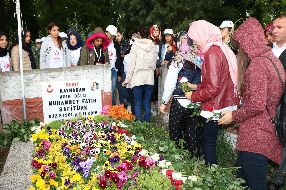 Derikli Öğrencilerden Şehit Kaymakam Safitürk’ün Mezarına Ziyaret