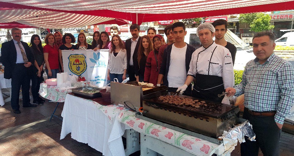 Öğrenciler Okulları İçin El Ele Verdi