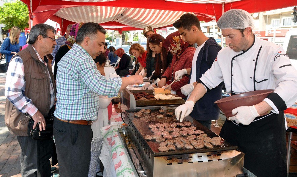 Öğrenciler Okulları İçin El Ele Verdi