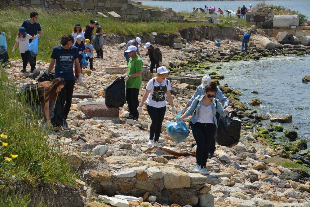 Kyme Antik Kent Bölgesinde 400 Kilo Çöp Toplandı