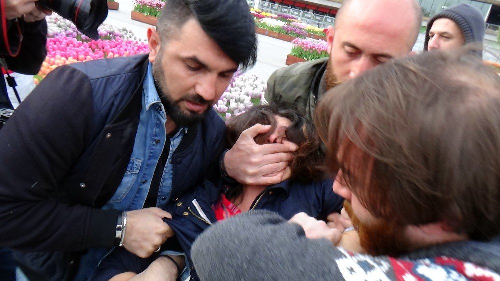 Taksim’de Pankart Açan İki Kadın Gözaltına Alındı