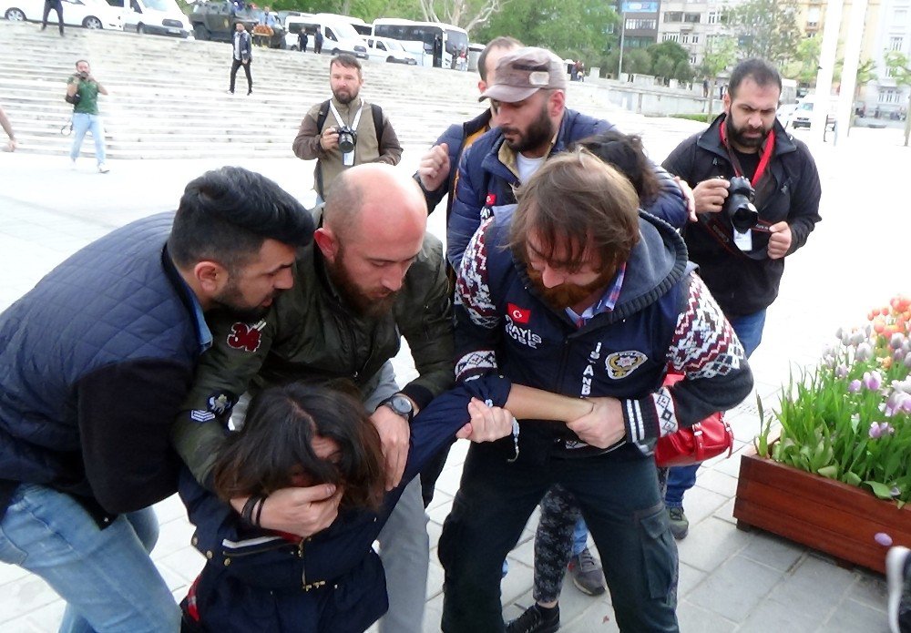 Taksim’de Pankart Açan İki Kadın Gözaltına Alındı