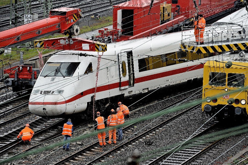 Dortmund’ta Hızlı Tren Raydan Çıktı: 2 Yaralı