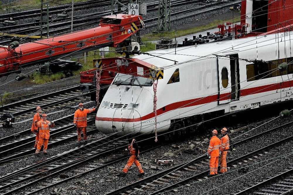 Dortmund’ta Hızlı Tren Raydan Çıktı: 2 Yaralı