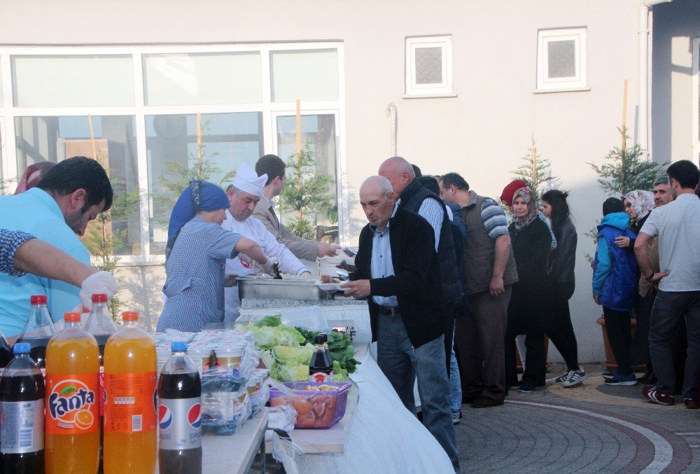 Fabrika Çalışanları 1 Mayıs Emek Ve Dayanışma Günü Dolayısıyla Yemekte Buluştu