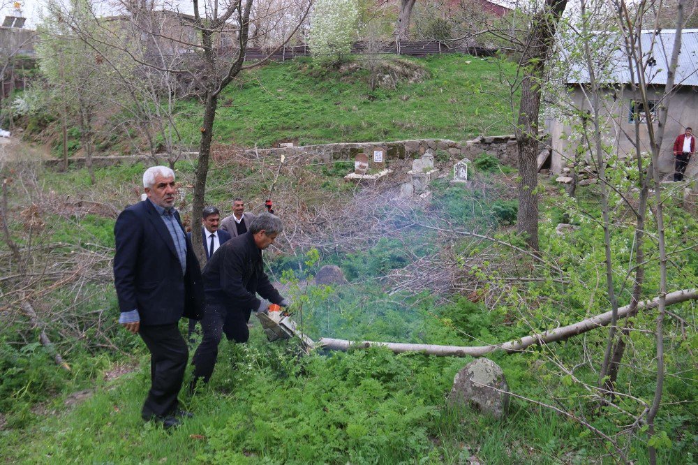 Mezarlıklarda Bakım Ve Temizlik Çalışmaları Başladı