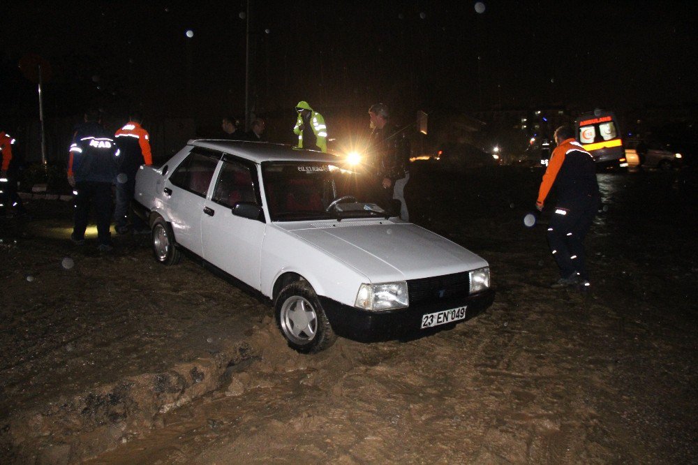 Yolda Mahsur Kalan Ambulanstaki Hastanın Yardımına Polis Yetişti