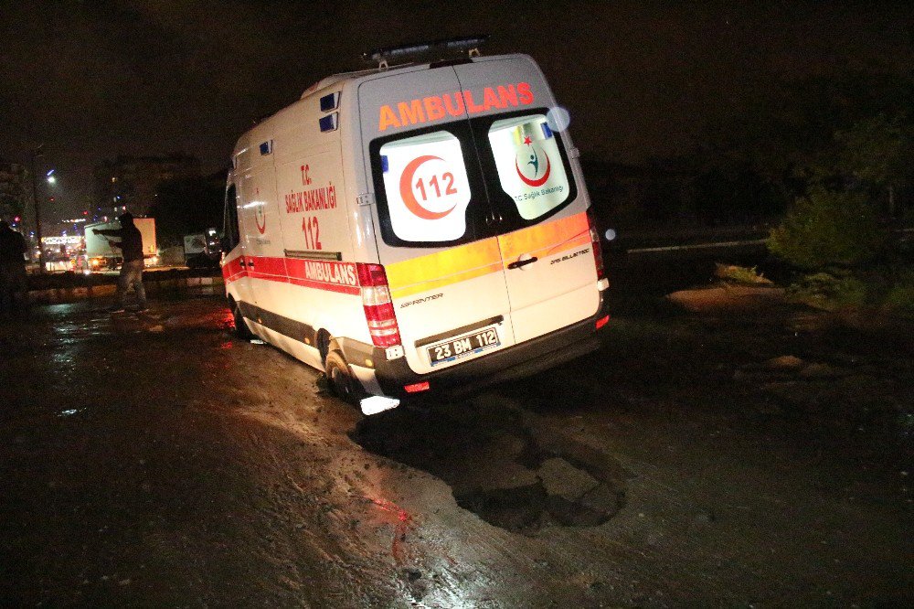 Yolda Mahsur Kalan Ambulanstaki Hastanın Yardımına Polis Yetişti