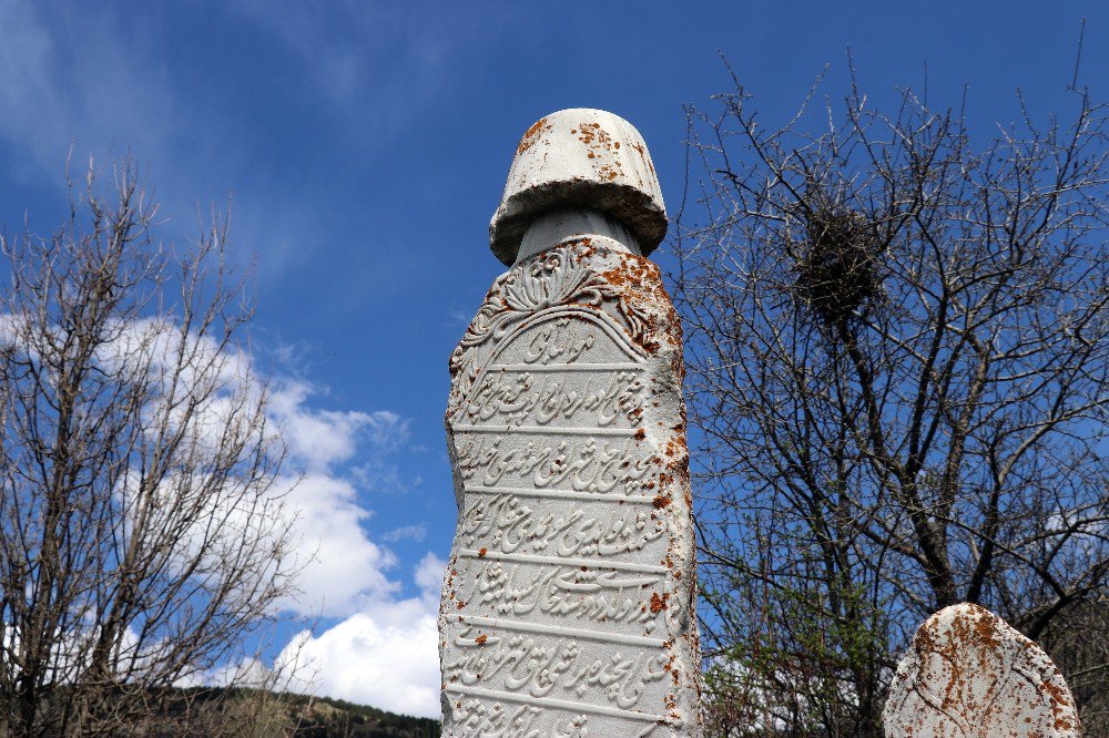 400 Yıllık Mezar Taşlarında Kurşun İzleri