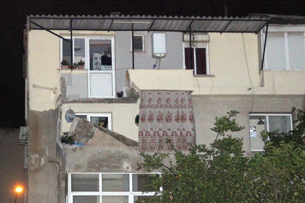 Yemek Yerken Üzerlerine Balkon Çöktü: 3 Yaralı