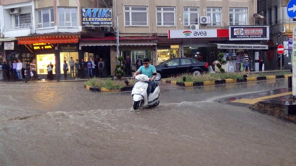 Kilis’te Sağanak Yağmur Sele Neden Oldu