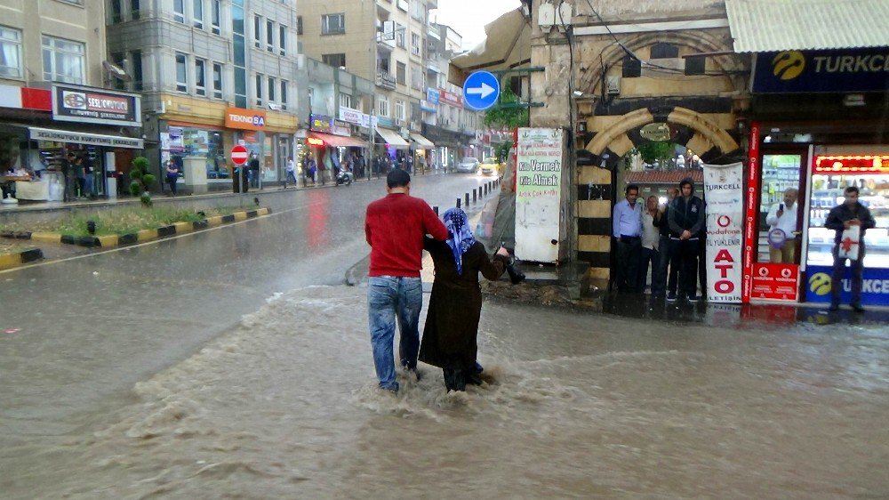 Kilis’te Sağanak Yağmur Sele Neden Oldu