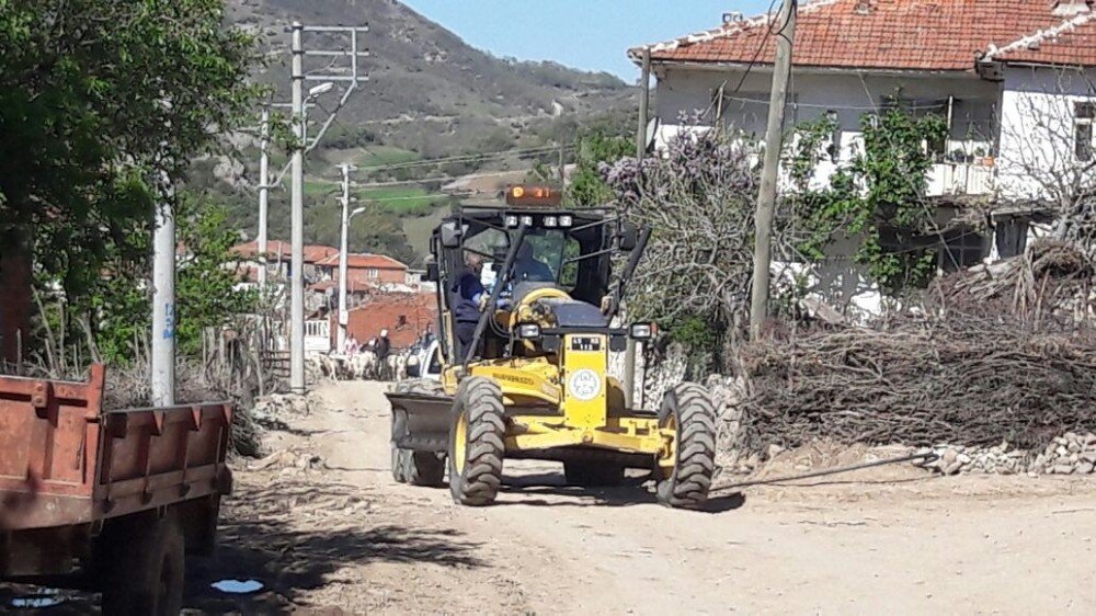 Büyükşehirden Kırkağaçta Hummalı Çalışma