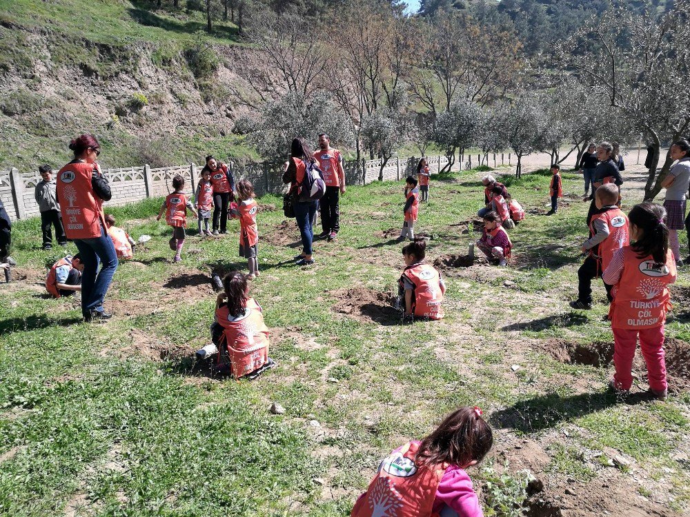 Minik Eller Fidanları Toprakla Buluşturdu