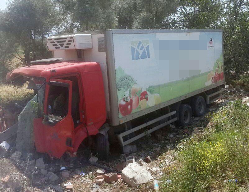 Milas’ta Kontrolden Çıkan Kamyon Kaza Yaptı; 1 Ölü, 1 Yaralı