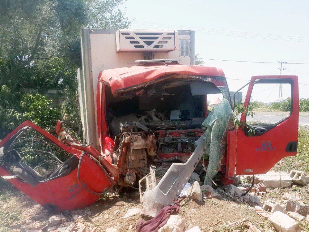 Milas’ta Kontrolden Çıkan Kamyon Kaza Yaptı; 1 Ölü, 1 Yaralı