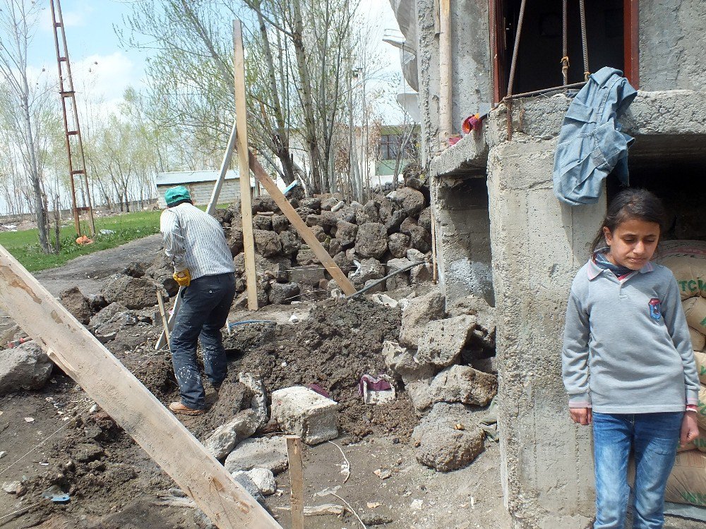 Kanser Hastası Kızın Dileğini Kaymakam Ve Belediye Başkan Vekili Yerine Getirdi